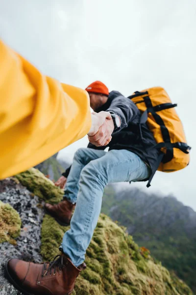 Dois Viajantes Corajosos Escalam Para Rocha Ajudando Uns Aos Outros — Fotografia de Stock
