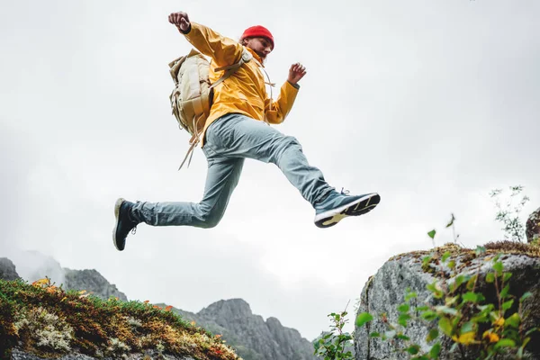 Active Brave Tourist Jumping Cliff Mountain Lifestyle Outdoor Journey Man — Stock Photo, Image