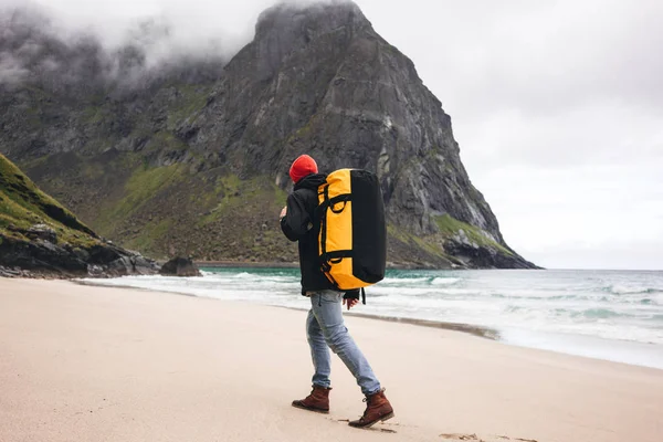 Homem Aventureiro Andando Pela Praia Mar Entre Montanhas Nubladas Viajar — Fotografia de Stock