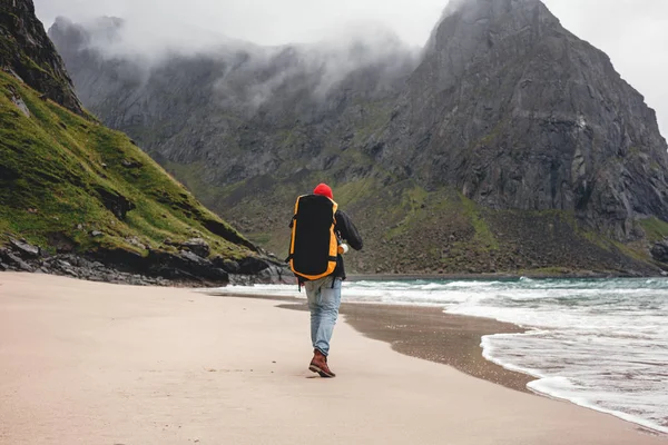 Back View Man Tourist Backpack Walking Front Mountain Massif While — Stock Photo, Image