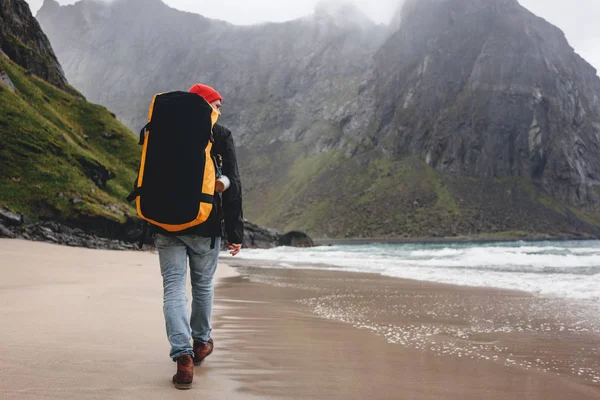 Ember Turista Sétál Óceán Homokos Előtt Felhős Hegyek Massif Egyedül — Stock Fotó