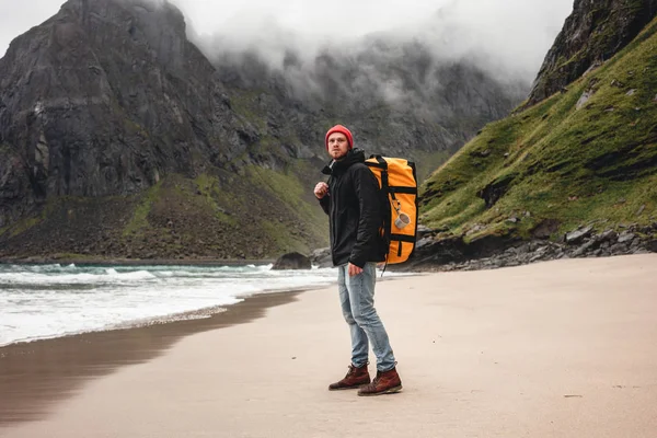 Hombre Turista Caminando Por Arena Del Océano Frente Las Montañas — Foto de Stock