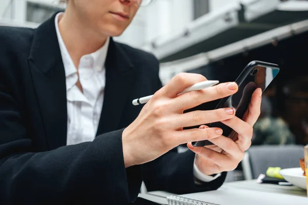 Close Van Zakenvrouw Die Smartphone Gebruikt Voor Gesprekken Met Klanten — Stockfoto