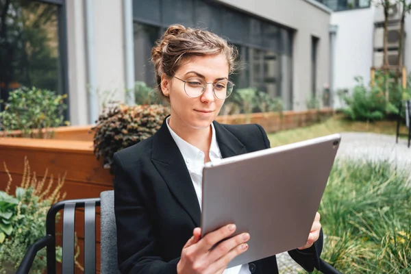 Zakenvrouw Zittend Veranda Coffeeshop Tijdens Het Werken Met Digitale Social — Stockfoto