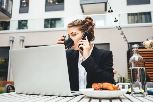 Zakelijke Vrouw Zit Veranda Cafe Tijdens Het Werken Laptop Praten — Stockfoto