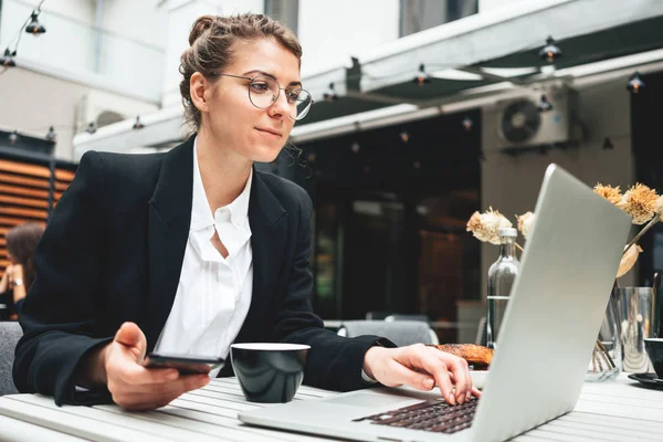 Pensibele Zakenvrouw Café Veranda Met Behulp Van Persoonlijke Laptop Voor — Stockfoto