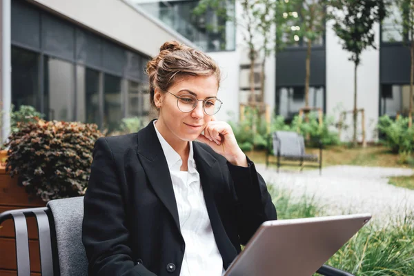 Pensive Jonge Zakenvrouw Zit Cafe Het Gebruik Van Persoonlijke Digitale — Stockfoto