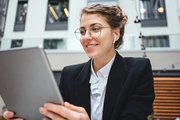 Gelukkig Zakenvrouw Zittend Coffeeshop Werken Digitale Tablet Zakenvrouw Café Veranda — Stockfoto