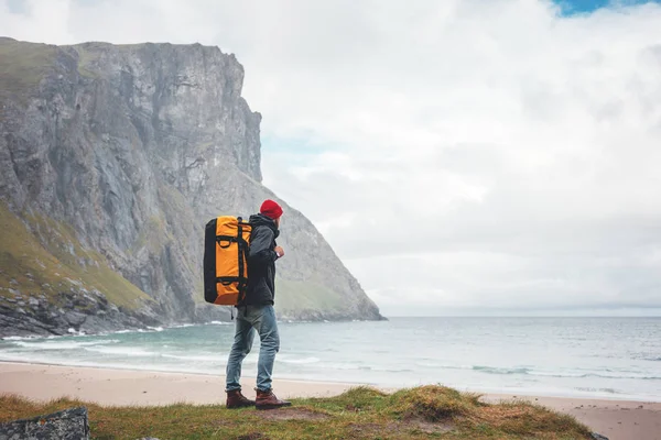 Hombre Viajero Estilo Vida Con Mochila Senderismo Entre Las Montañas — Foto de Stock