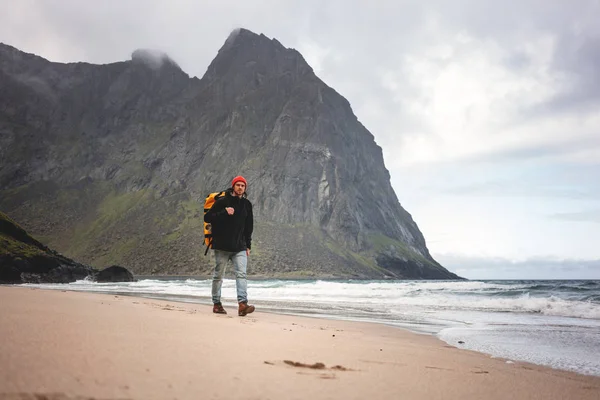 Admirável Turista Caminhando Pela Praia Oceano Com Mochila Frente Grande — Fotografia de Stock