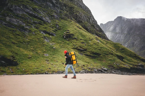 Sozinho Caminhante Homem Com Mochila Vai Entre Grandes Montanhas Nórdicas — Fotografia de Stock