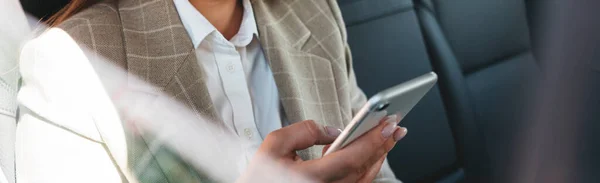 Zakenvrouw Met Behulp Van Smartphone Tijdens Het Reizen Met Auto — Stockfoto