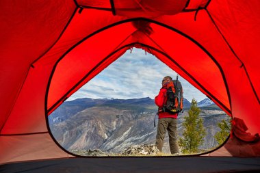 Genç adam Traveler rahatlatıcı rocky Dağları ile açık arka plan sonbaharda tatiller ve yaşam tarzı