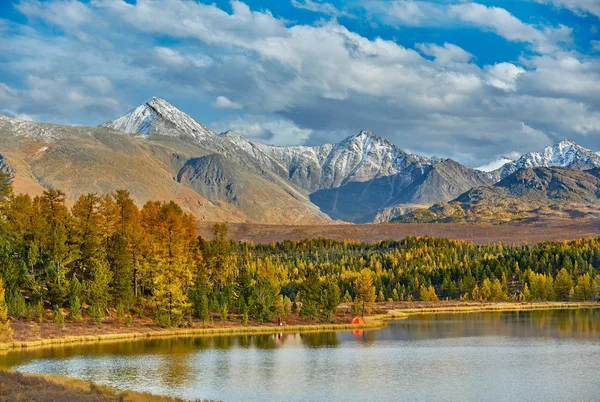 Camp in the mountains near the lake. Beautiful autumn landscape. — Stock Photo, Image