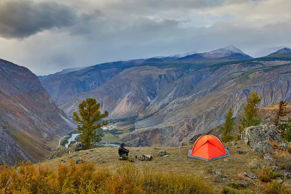 Joven viajero relajante al aire libre con montañas rocosas en el fondo Vacaciones de otoño y estilo de vida — Foto de Stock