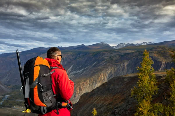 Ung Man Traveler koppla av utomhus med klippiga bergen på bakgrunden hösten semester och livsstil — Stockfoto
