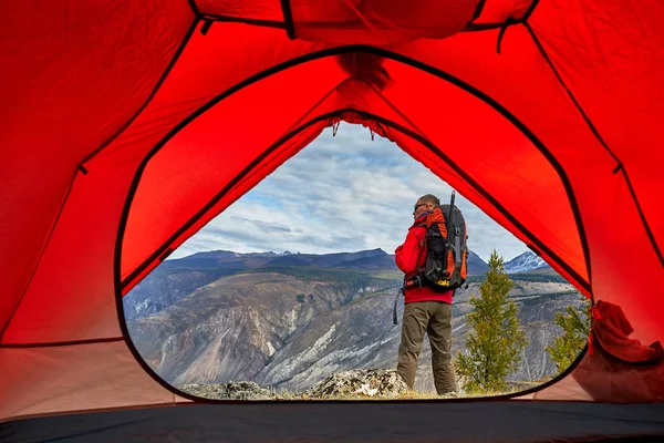 Ung Man Traveler koppla av utomhus med klippiga bergen på bakgrunden hösten semester och livsstil — Stockfoto