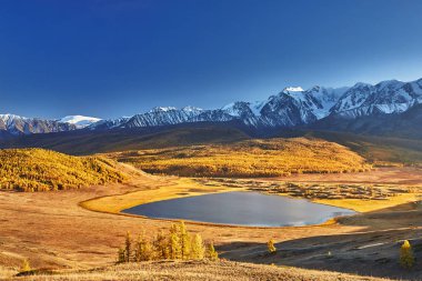 İlk kar göl kenarında. Renkli sonbahar manzara.