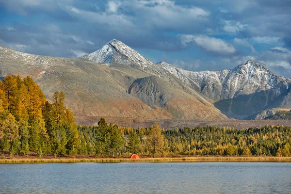 湖で最初の雪。カラフルな秋の風景. — ストック写真