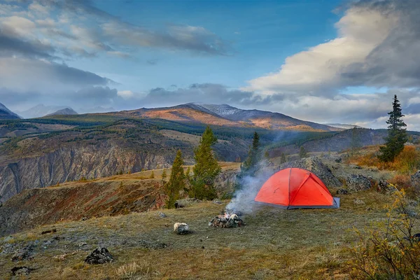 Camping i bergen. Höstlandskap. Skönhet av naturen konceptet bakgrund. — Stockfoto
