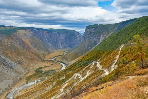 Acampar en las montañas. Paisaje de otoño. Belleza de la naturaleza concepto fondo . — Foto de Stock