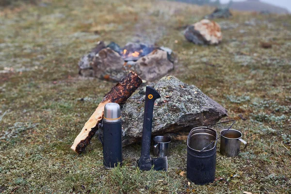 AX, mugg och brasa. Camping i bergen. Höstlandskap. — Stockfoto