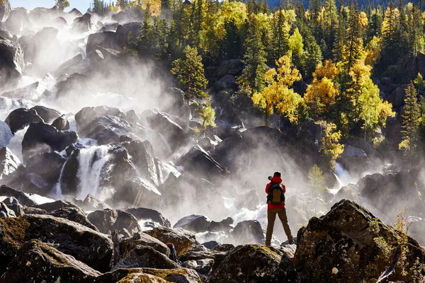 Fotograf ta bild av vattenfall. Höstlandskap. Skönhet av naturen konceptet bakgrund. — Stockfoto