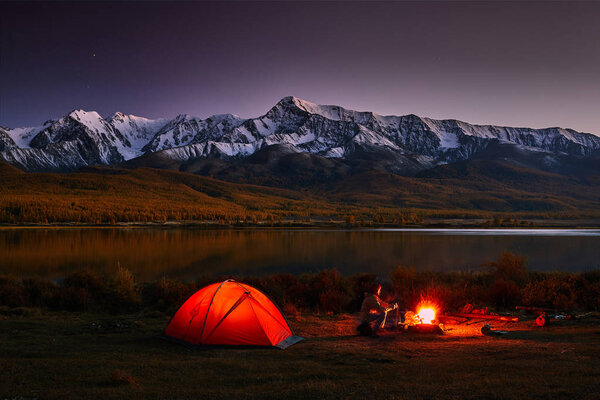 Отличный вид на скалу и озеро. Драматическая и живописная сцена
.