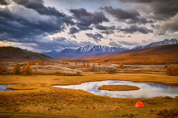 Primera nieve en el lago. Colorido paisaje otoñal . — Foto de Stock