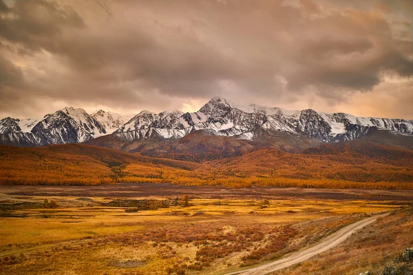 Colorido paisaje otoñal. Acampar en las montañas. Paisaje de otoño. Belleza de la naturaleza concepto fondo . — Foto de Stock