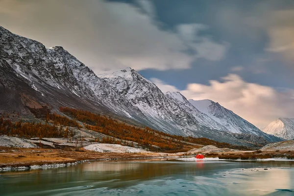 Primera nieve en el lago. Colorido paisaje otoñal . — Foto de Stock