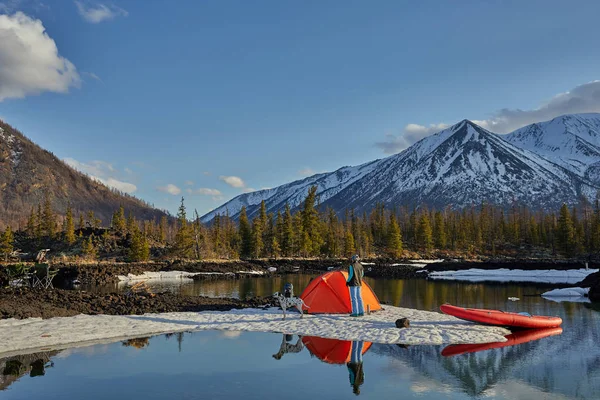 Mujer paseando en kayak por una laguna entre las montañas con su perro . — Foto de Stock