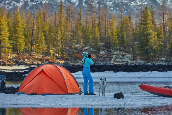 Kvinna som kajakpaddling på en ö i lagunen mellan bergen med sin hund. — Stockfoto