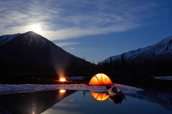 Camp nära fjällsjön. Nattlandskap med ett tält nära vattnet. — Stockfoto