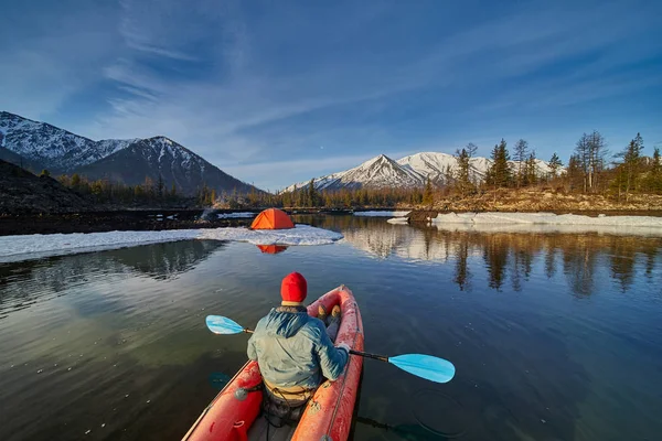 Hombre remando kayak en el lago de montaña. Libertad . — Foto de Stock