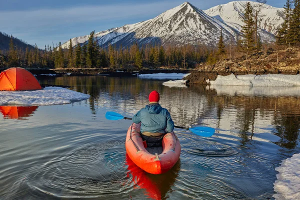 Homme pagayant kayak dans le lac de montagne. Liberté . — Photo