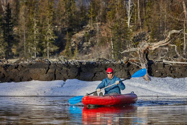Man paddling kayak in mountain lake. Freedom. — Stock Photo, Image