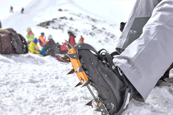 Buzulun üzerinde yürüyüşe hazırlanıyor. Önyükleme trekking ve kedi tırmanma.
