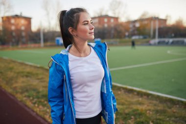 Genç atletik kız trenler Stadı nda.