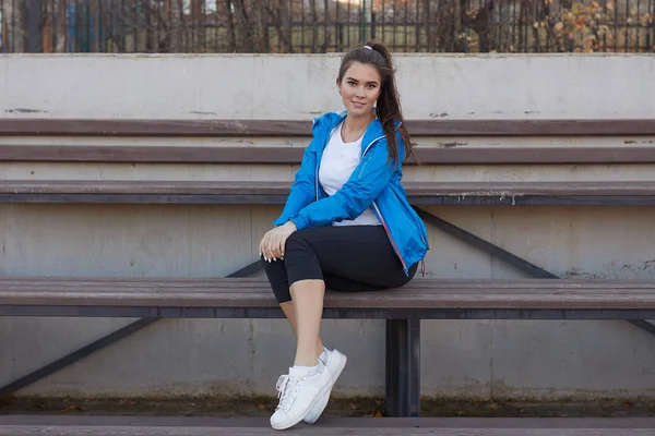 Stadyum sportif kız. Stadyum Tribün. İnce yapılı sportif fitness kadın.