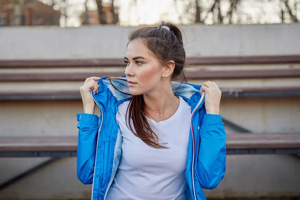 Stadyum sportif kız. Stadyum Tribün. İnce yapılı sportif fitness kadın.