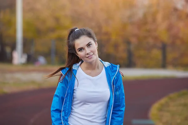 Genç atletik kız trenler Stadı nda.