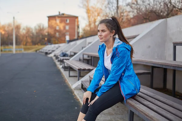 Stadyum sportif kız. Stadyum Tribün. İnce yapılı sportif fitness kadın.