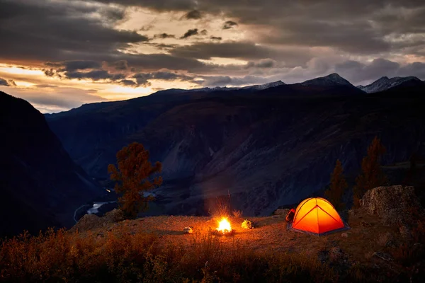 Tält och Camping kullen landskap av på natten. — Stockfoto
