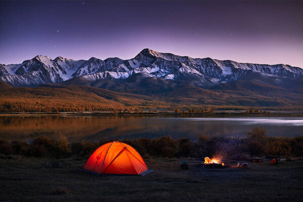 Отличный вид на скалу и озеро. Драматическая и живописная сцена
.