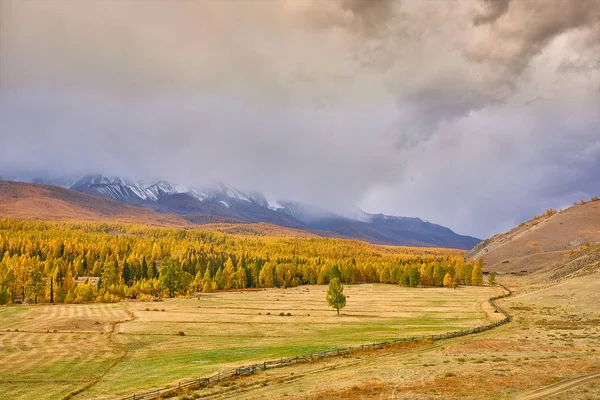 El paisaje de otoño de montaña — Foto de Stock