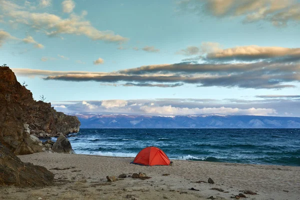 Tält på stranden av sjön. — Stockfoto