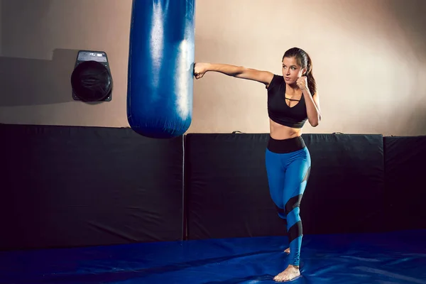 Spor salonunda genç atletik kız avcı trenler. Spor ve sağlık.