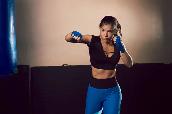 Jeune combattante sportive s'entraîne dans la salle de gym . — Photo