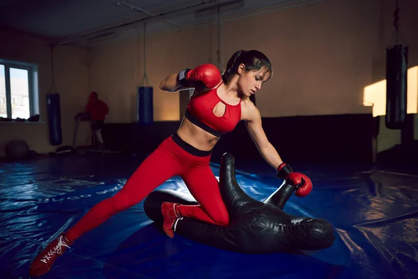 Genç atletik kız avcı trenler jimnastik salonu. — Stok fotoğraf